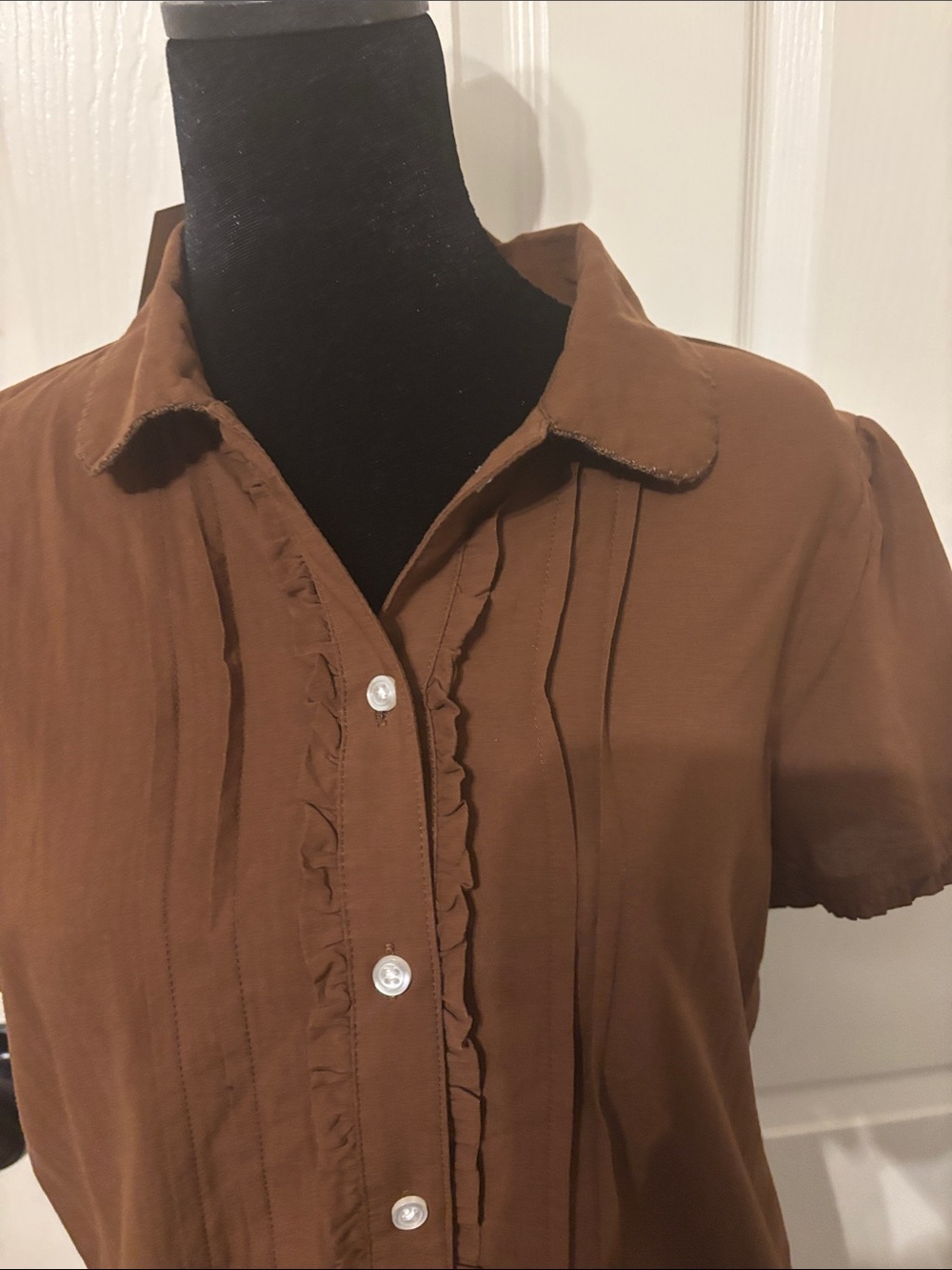 Universal Thread Brown Ruffle-Trim Button Down Blouse Small - Picture 3 of 8